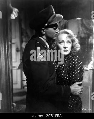 JOHN LUND and MARLENE DIETRICH in A FOREIGN AFFAIR 1948 director BILLY WILDER Paramount Pictures Stock Photo