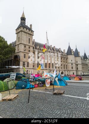 Extinction Rebellion (XR) protest, Pont au Change, Paris, France. October 11 2019.  Environmental pressure group to compel government action Stock Photo