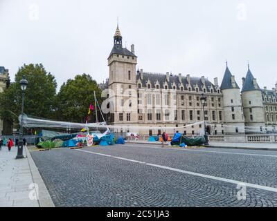 Extinction Rebellion (XR) protest, Pont au Change, Paris, France.  Environmental pressure group to compel government action on climate breakdown Stock Photo