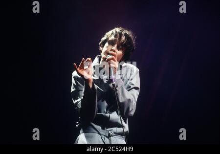 Jarvis Cocker lead singer in Pulp performing at the Glastonbury Festival 1998, Worthy Farm Somerset, England. Stock Photo