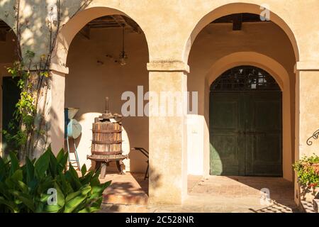 Auf einem Hügel nahe Siena befindet sich die Certosa di Pontignano, ein ehemalige Kloster, heute als Gästehaus der Universität Siena. Stock Photo