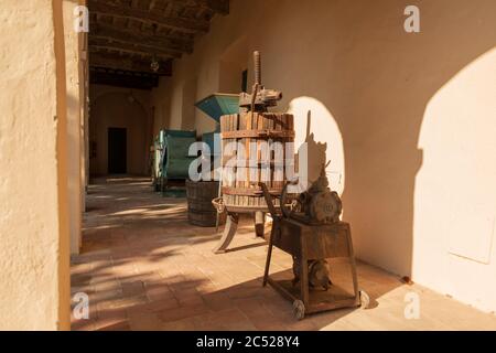 Auf einem Hügel nahe Siena befindet sich die Certosa di Pontignano, ein ehemalige Kloster, heute als Gästehaus der Universität Siena. Stock Photo