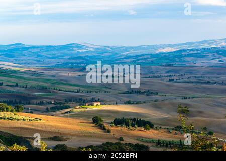 Blick von Pienza auf die Landschaft im Orciatal im Herbst Stock Photo