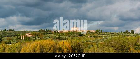 Auf einem Hügel nahe Siena befindet sich die Certosa di Pontignano, ein ehemalige Kloster, heute als Gästehaus der Universität Siena Stock Photo