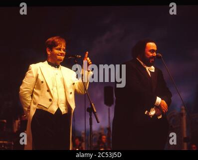 Pavarotti & Friends concert in Modena,Italy 1996: Luciano Pavarotti & Elton John Stock Photo