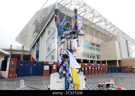 Scarves and shirts are hung on the Billy Bremner statue outside the stadium prior to the Sky Bet Championship match at Elland Road, Leeds. Stock Photo