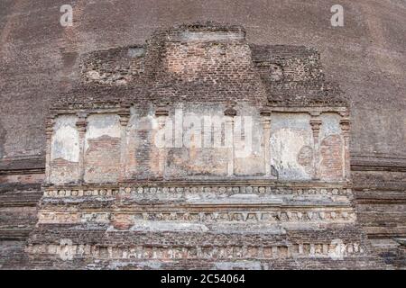 Weathered ruin of Dagoba Kiri Vihara in Sri Lanka's old capital, Polonnaruwa Stock Photo