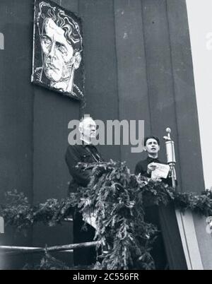 Iosif Berman - Sub portretul lui Corneliu Zelea Codreanu fondatorul Miscarii Legionare succesorul său Horia Sima vorbește la manifestiația din octombrie 1940 în prezența generalului Ion Antonescu. Stock Photo
