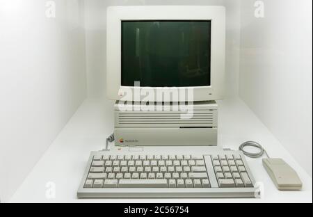 White Macintosh IIci computer with keyboard and mouse Stock Photo