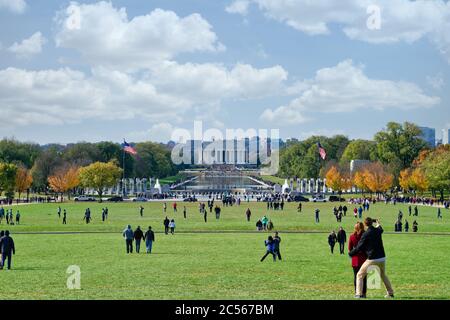 Large number of tourists around the Reflecting Pool and Lincoln Memorial, located on the National Mall, Washington, DC, USA Stock Photo