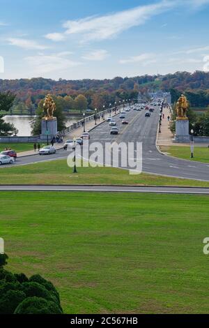 Traffic and tourists on the Arlington Memorial Bridge across the Potomac River. View from the Lincoln Memorial. Washington, DC, USA. Stock Photo