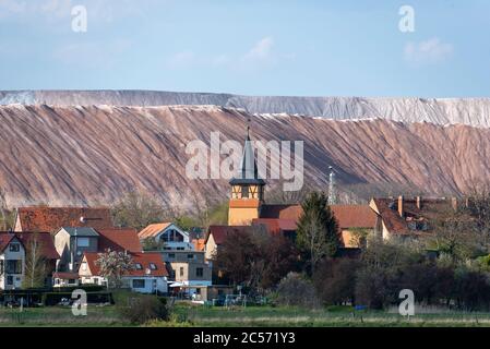Germany, Saxony-Anhalt, view of Loitsche, the birthplace of Bill Kaulitz (Tokio Hotel). The tailings dump of the Zielitz potash plant rises behind the Stock Photo