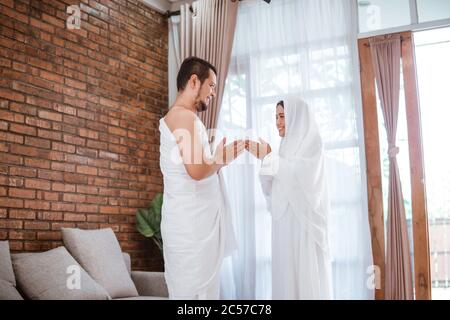 muslim asian couple shake hands. umrah and hajj celebration Stock Photo