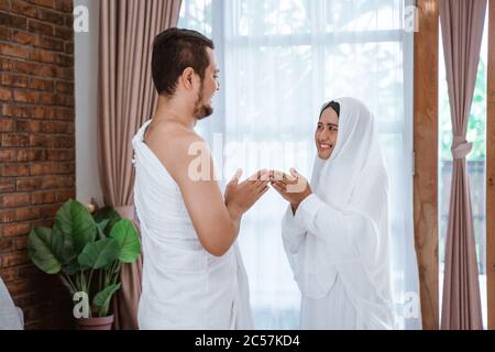 muslim asian couple shake hands. umrah and hajj celebration Stock Photo