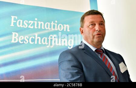 Erfurt, Germany. 01st July, 2020. Volkmar Vogel (CDU), Parliamentary State Secretary at the Federal Minister of the Interior, for Building and Homeland Affairs, speaks at the opening of a new office of the Procurement Office of the Federal Ministry of the Interior (BeschA). Initially, 75 new jobs will be created at the new location in five departments for procurements in the areas of information technology and internal security. Credit: Martin Schutt/dpa-Zentralbild/dpa/Alamy Live News Stock Photo