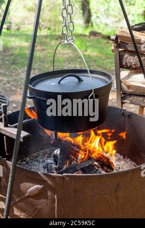 https://l450v.alamy.com/450v/2c59k5c/cooking-off-grid-with-dutch-oven-over-an-open-fire-2c59k5c.jpg