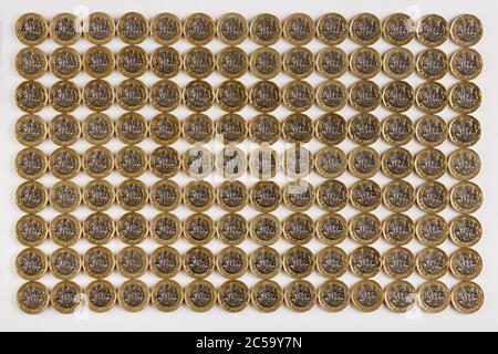 Photograph of multiple rows of new UK £1 pound coins (new £1 coins in circulation after October 2017) Stock Photo