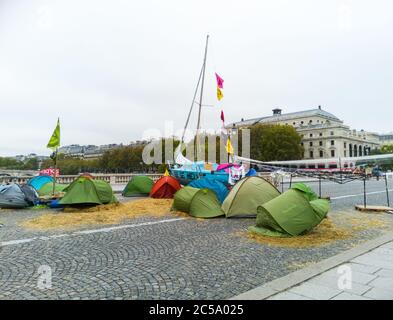 Extinction Rebellion (XR) protest, Pont au Change, Paris, France. Environmental pressure group to compel government action on climate breakdown Stock Photo