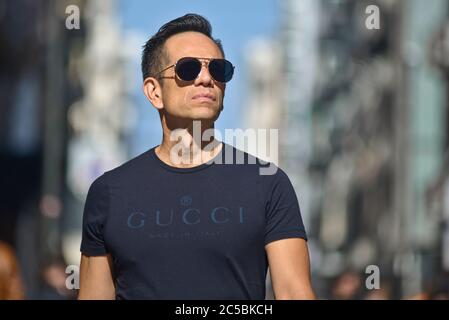 Svare Penge gummi rense Italian man wearing a Gucci t-shirt in Via Sparano da Bari. Bari, Italy  Stock Photo - Alamy