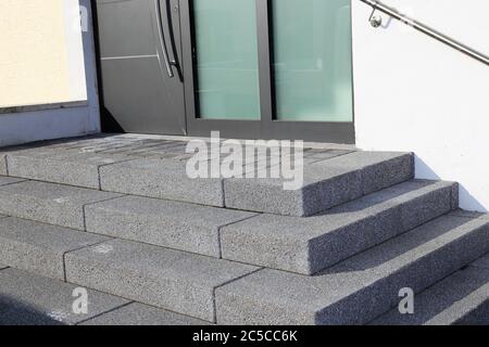 Moderne Blockstufentreppe im Außenbereich eines Wohnhauses Stock Photo