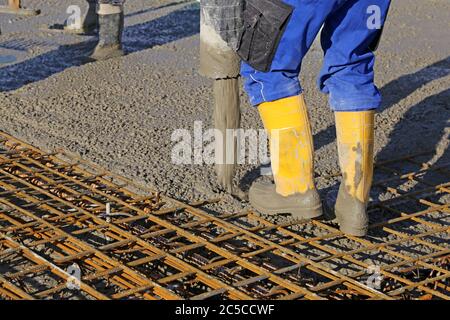 Betonieren einer Bodenplatte mit Fertigbeton Stock Photo
