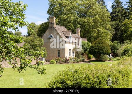 A typical small stone cottage beside the Winchcombe Way on the Cotswold Hills near the hamlet of Farmcote, Gloucestershire UK Stock Photo