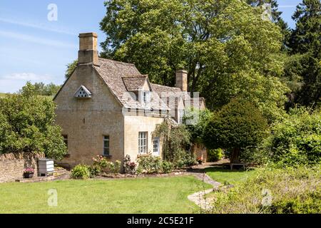 A typical small stone cottage beside the Winchcombe Way on the Cotswold Hills near the hamlet of Farmcote, Gloucestershire UK Stock Photo