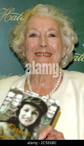 Photo Must Be Credited ©Alpha Press 072250 25/08/09 Dame Vera Lynn signs copies of her Autobiography Some Sunny Day at Hatchards in Piccadilly London Stock Photo