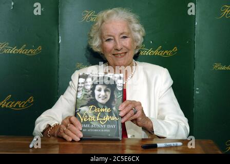 Photo Must Be Credited ©Alpha Press 072250 25/08/09 Dame Vera Lynn signs copies of her Autobiography Some Sunny Day at Hatchards in Piccadilly London Stock Photo