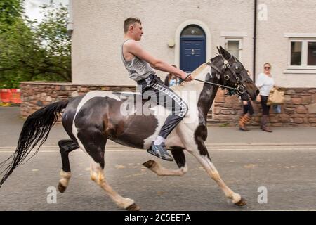 A traveller riding bareback at Appleby Horse Fair, Cumbria. A gathering of Gypsies and Travellers in Appleby-in-Westmorland 2019. Stock Photo