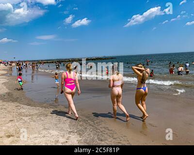 New York, New York, USA. 2nd July, 2020. NEW) Reopening of beaches in New York City. July 2, 2020, Coney Island, Brooklyn, New York, USA: Movement of people at Coney Island in Brooklyn . The beaches in New York were reopened yesterday (01) after lockdown because of the Covid-19 pandemic that struck the city. However, most of the people are not using masks. Credit: Niyi Fote /Thenews2. Credit: Niyi Fote/TheNEWS2/ZUMA Wire/Alamy Live News Stock Photo