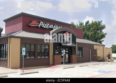 Plano, USA. 2nd July, 2020. A Pizza Hut restaurant is seen in Plano, Texas, the United States, on July 2, 2020. NPC International, the biggest U.S. franchisee of Pizza Hut, filed for bankruptcy on July 1. The company operates more than 1200 Pizza Huts and nearly 400 Wendy's restaurants. Credit: Dan Tian/Xinhua/Alamy Live News Stock Photo