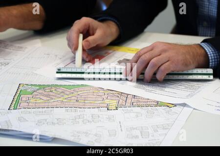 Städtischer Bebauungsplan auf einem Schreibtisch Stock Photo