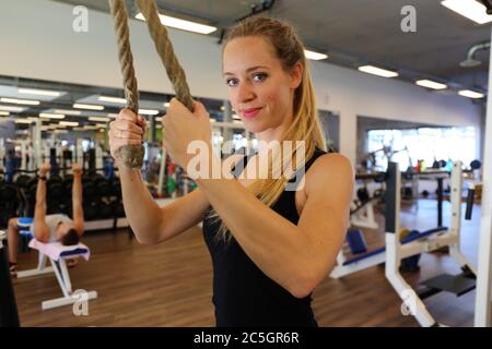 Junge Frau Im Fitnessstudio Beim Workout Young Woman At The Gym During Workout Leg Movement Stretching Fitness Gym Woman Healthy Health Consc Stock Photo Alamy
