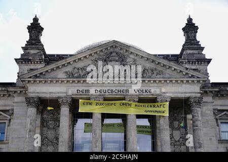 Berlin, Germany. 03rd July, 2020. Greenpeace activists rappel down from the Reichstag building with a banner reading 'A future without coal power'. The Bundestag will pass a coal phase-out law today. Credit: Kay Nietfeld/dpa/Alamy Live News Stock Photo