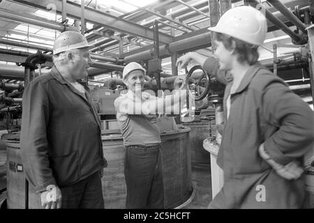 30 November 1986, Saxony, Eilenburg: Members of a brigade from the 'water sector' from the VEB Eilenburger Chemiewerk (ECW) are talking amidst pipe systems. Exact date of recording not known. Photo: Volkmar Heinz/dpa-Zentralbild/ZB Stock Photo