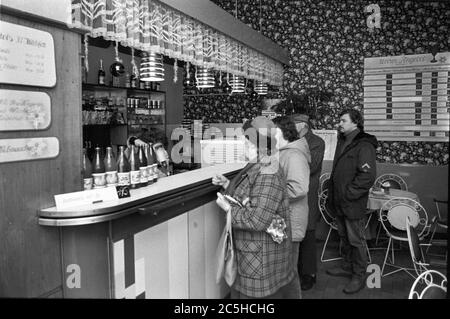 30 November 1986, Saxony, Eilenburg: People wait at the counter in an ice bar in Eilenburg in the mid-1980s for what has been ordered. Exact date of recording not known. Photo: Volkmar Heinz/dpa-Zentralbild/ZB Stock Photo