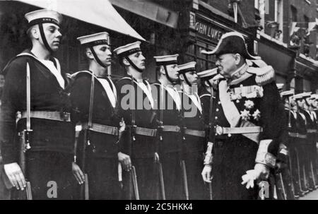 WINSTON CHURCHILL as First Lord of the Admiralty, inspects sailors at Chatham in 1914 Stock Photo