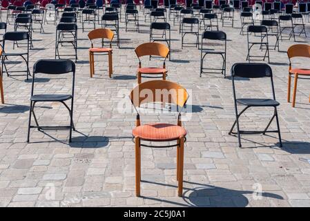 Rund 1000 leeren Stühle stehen auf dem Domplatz in Magdeburg. Restaurantbesitzer machten mit der Protestaktion auf die prekäre Situation der Gastronom Stock Photo