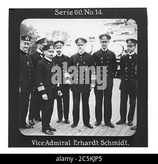 Projection für Alle - Der Weltkrieg: Siegreiche Führer. Serie 60. No. 14. Vice-Admiral Erhardt Schmidt. Ehrhard (Erhardt) Schmidt war Admiral im 1. Weltkrieg. Die Fotografie zeigt ihn mit den Angehörigen seines Stabes im Jahr 1916. - Die Firma „Projection für Alle“ wurde 1905 von Max Skladanowsky (1861-1939) gegründet. Sie produzierte bis 1928 fast 100 Serien zu je 24 Glasdias im Format 8,3 x 8,3 cm im sog. Bromsilber-Gelatine-Trockenplatten Verfahren. Die Serien umfassten vor allem Städte, Länder, Landschaften aber auch Märchen und Sagen, das Alte Testament und den Ersten Weltkrieg. Stock Photo