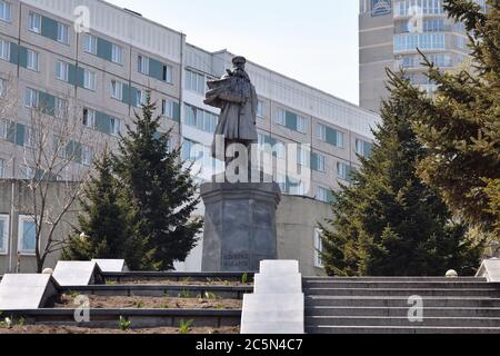 Vladivostok, Russia - April 28, 2019: City view and Monument to Admiral Makarov in Vladivostok. Sculptor Tenetai, inaugurated in 1999 Stock Photo