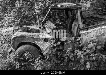 Abandoned Land Rover in a farmyard at Narrowdale, Peak District National Park, Staffordshire, England Stock Photo