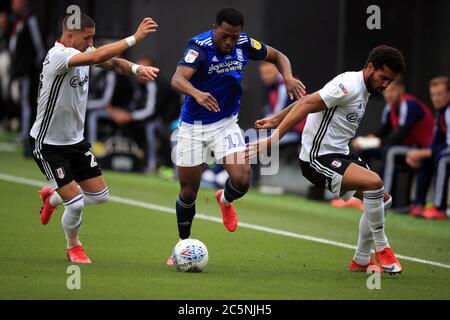 Fulham's Cyrus Christie (right) and Anthony Knockaert combine to tackle Birmingham City's Jeremie Bela (centre) during the Sky Bet Championship match at Craven Cottage, London. Stock Photo