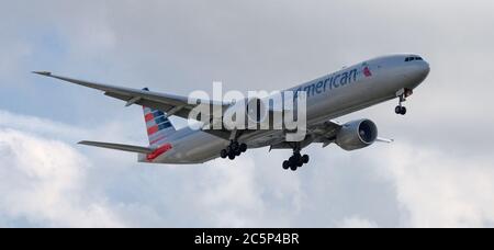 American Airlines Boeing 777 N727AN on final approach to London-Heathrow Airport LHR Stock Photo