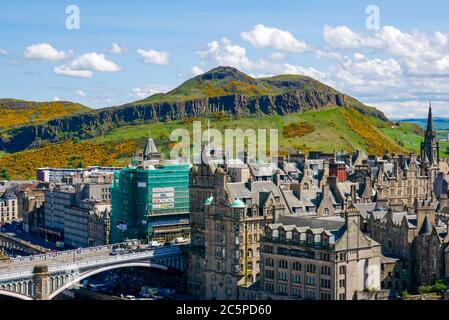 View from above of North Bridge & Arthur's Seat, Edinburgh city centre on sunny day, Scotland, UK Stock Photo