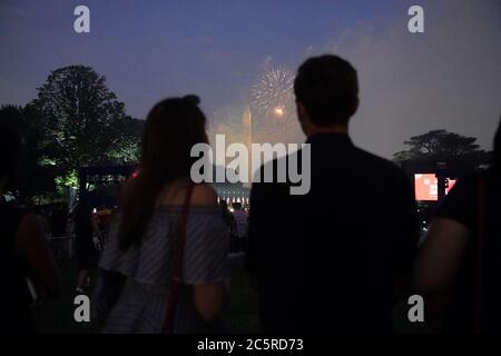 Washington, United States Of America. 04th July, 2020. Fireworks seen over the Washington Monument seen from the South Lawn of the White House in Washington, DC where United States President Donald J. Trump and First lady Melania Trump participated in the 2020 Salute to America on Saturday, July 4, 2020.Credit: Chris Kleponis/Pool via CNP *** Local Caption *** BSMID5035890 | usage worldwide Credit: dpa/Alamy Live News Stock Photo