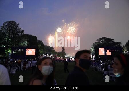 Washington, United States Of America. 04th July, 2020. Fireworks seen over the Washington Monument seen from the South Lawn of the White House in Washington, DC where United States President Donald J. Trump and First lady Melania Trump participated in the 2020 Salute to America on Saturday, July 4, 2020.Credit: Chris Kleponis/Pool via CNP *** Local Caption *** BSMID5035884 | usage worldwide Credit: dpa/Alamy Live News Stock Photo