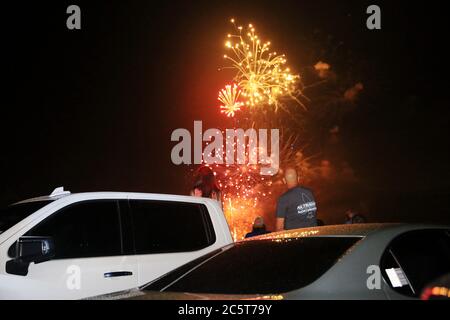 New Orleans, USA. 4th July, 2020. People watch a fireworks show to mark U.S. Independence Day by their cars in New Orleans, Louisiana, the United States, July 4, 2020. Credit: Lan Wei/Xinhua/Alamy Live News Stock Photo