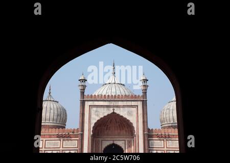 India, Delhi, Old Delhi. Jama Masjid, one of the largest mosques in India, circa 1656 AD. Constructed of red sandstone and marble. Stock Photo