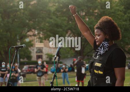 Kansas City, MO, USA. 4th July, 2020. Attorney Stacy Shaw speaks to the crowd at the Freedom Rally at Mill Creek Park in Kansas City, MO, on July 4, 2020. Credit: Leslie Spurlock/ZUMA Wire/Alamy Live News Stock Photo